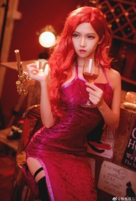 League of Legends female gun @eelfeier (11 photos)