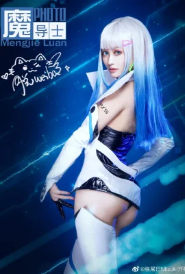 PS5 girl @Tailing Mizuki opens Zaku (9 photos)
