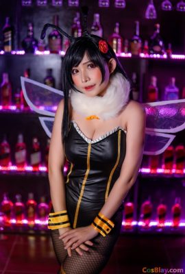 Light Cosplayer – Queen Bee Tifa