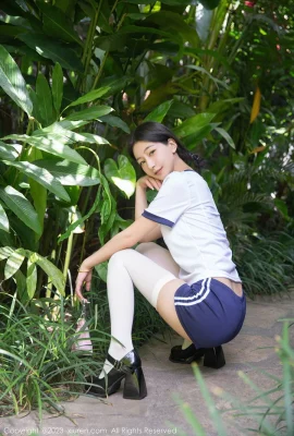 Xiong Xiaonuo, a lover who exposes herself outdoors, pulls her underwear and stuffs a vibrator to tempt her peach butt, shorts and tight thighs (39 Photos)