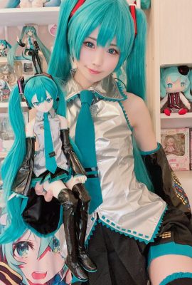 (Kururu Kurasaka) Hatsune Miku cosplay selfie