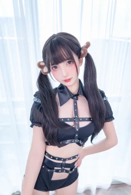 神楽坂真冬《性感皮帶服》白皙長腿曇花一現 (20 Photos)