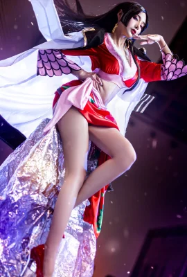 One Piece Queen @coser Elegance (Photography: @leaderShadow) (A-3 International Anime and Game Show) (9 photos)