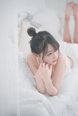 Zhou Ji is a cute rabbit – white pajamas (20 photos)