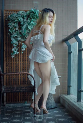 Qiu and Corgi’s “White Dress” hides the dazzling body of the devil (59 Photos)