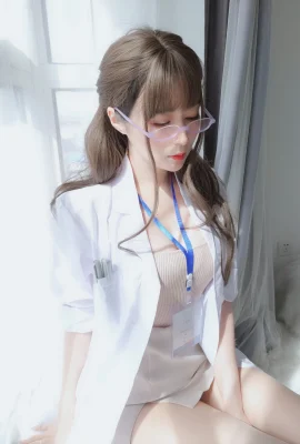 Silver 81 “Doctor Girl with Glasses” Harmless exposed her underwear and got excited (73 Photos)