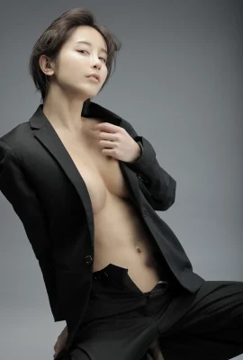 Ikumi-Do you like suits? ? ? (21 Photos)