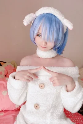 Misa Gaku ‘Re Zero’ Rem Cosplay (9 photos)