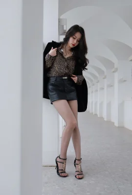 Internet beauty Sia does not eat fish wild style sexy leopard print shirt with black short skirt reveals ultra-thin black silk and beautiful legs and jade feet charming photo 85P
