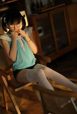 Anime blogger Young Shui Lingyi Your Electronic Girlfriend Theme Sexy Top with Denim Shorts Showing White Stockings Showing Small Body Temptation Photo 35P