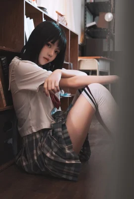 Peach Meow – Classroom Dead Water (48 Photos)